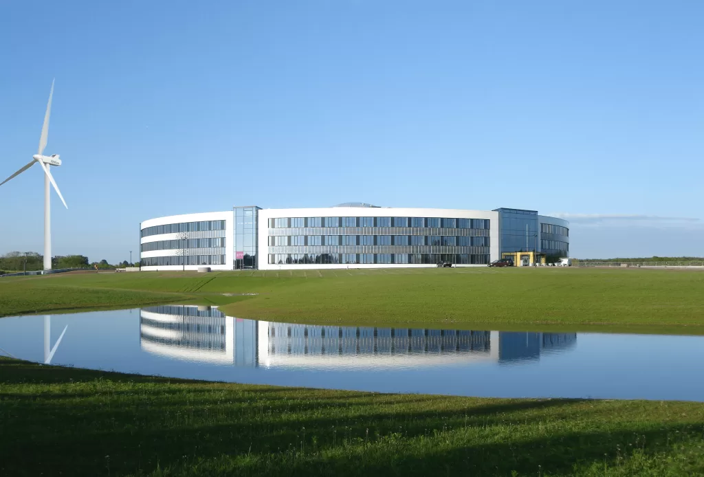 Widex e COP30: natureza/tecnologia: Conceito de tecnologia auditiva sustentável alinhada às metas da COP30.